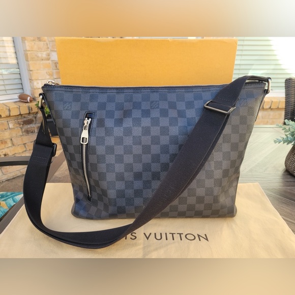 Damier Graphite Mick GM Messenger Bag - Picture 2 of 16